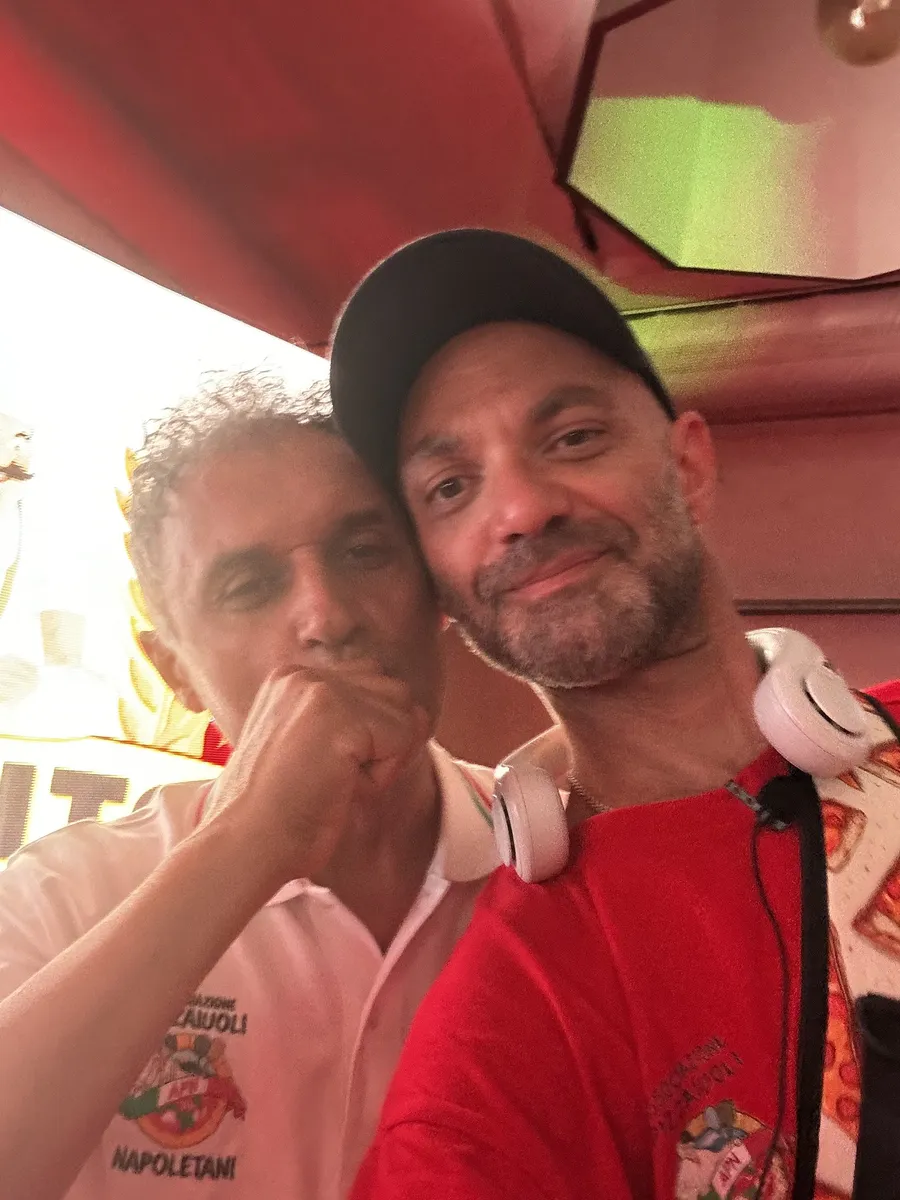 Patrick taking a selfie with a Caputo Cup attendee wearing an Associazione Pizzaiuoli Napoletani shirt