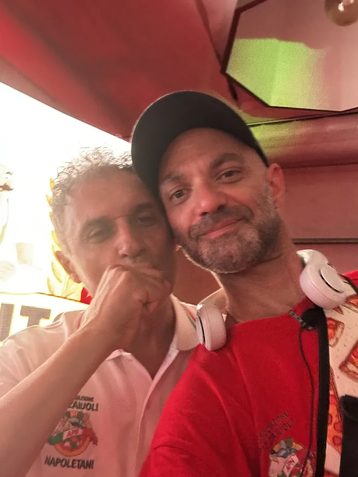 Patrick taking a selfie with a Caputo Cup attendee wearing an Associazione Pizzaiuoli Napoletani shirt